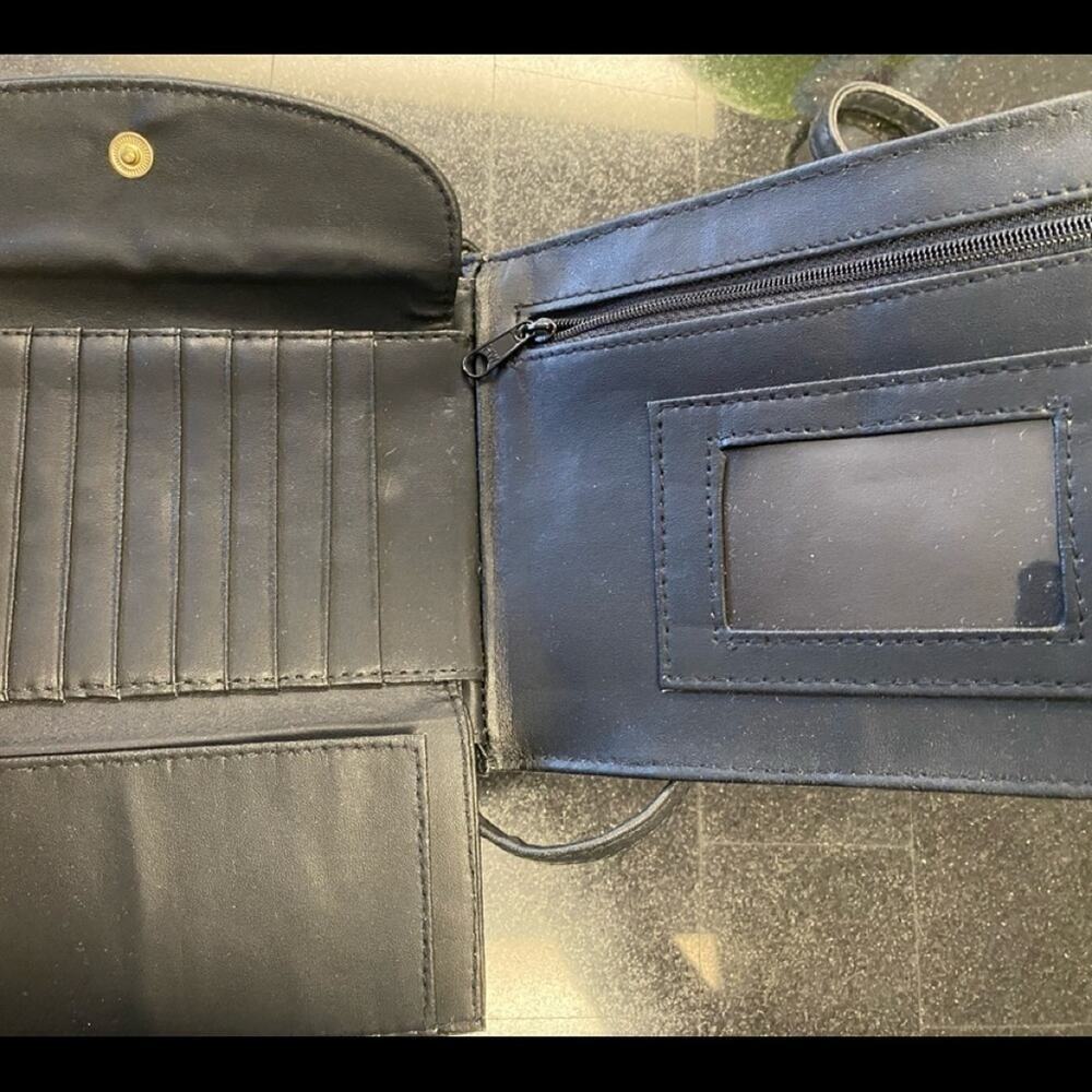 WOMENS CROSSBODY WALLET USED ONCE - Picture 4 of 6